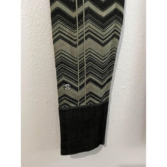 Lululemon ebb to street Pants Green And Black Chevron Pattern Size 4 - Picture 8 of 10